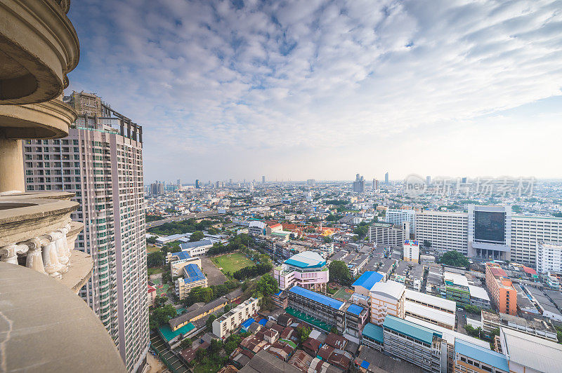 全景城市景观商业区在sapan taksin, silom, Sathorn和湄南河，曼谷，泰国)从空中看高楼鬼塔在黄昏